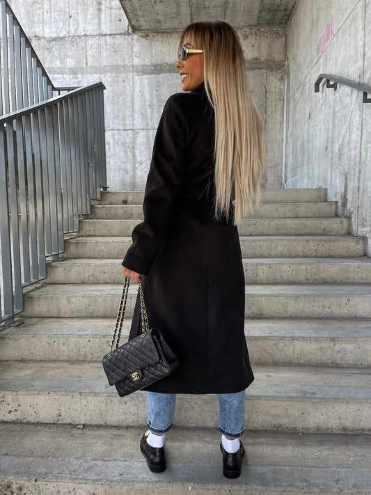 Casaco feminino casual de inverno com lapela dupla e fenda, cinto e mangas compridas. Ideal para o dia a dia.