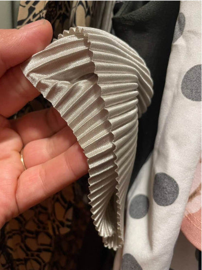 Top de punto ajustado de manga corta con mangas abullonadas y rayas verticales