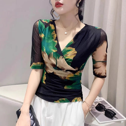 Camiseta de cuello en V con estampado de moda para mujer de media manga