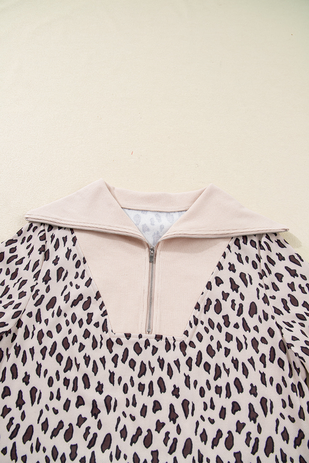 Minivestido con cuello y cremallera y patchwork de leopardo