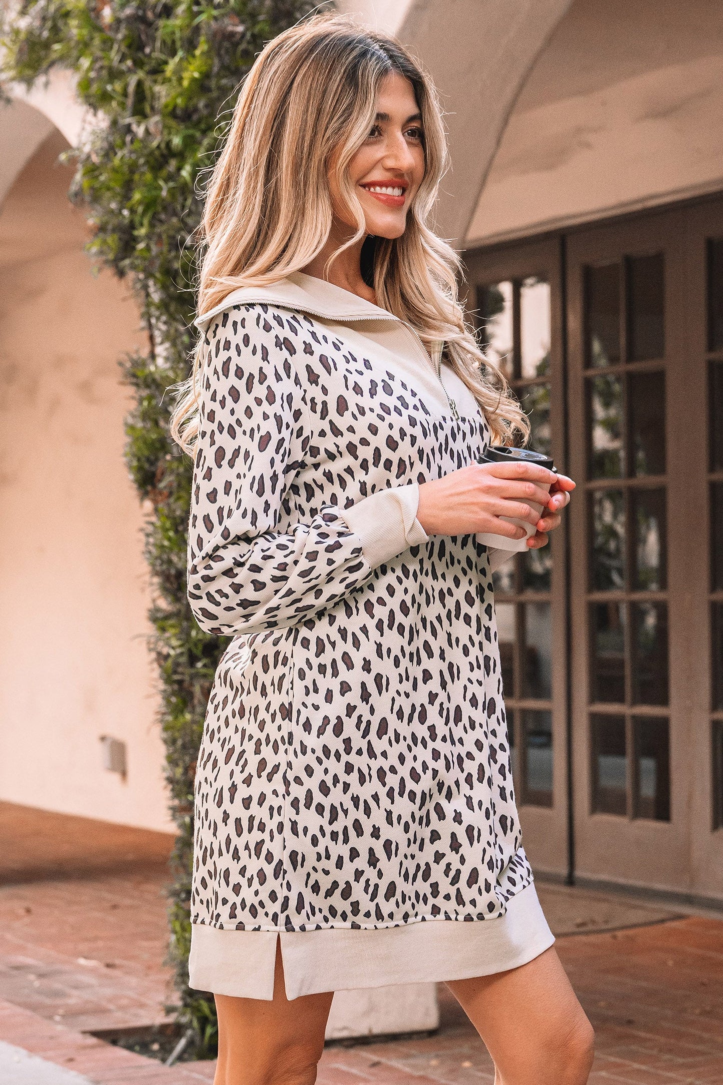 Minivestido con cuello y cremallera y patchwork de leopardo