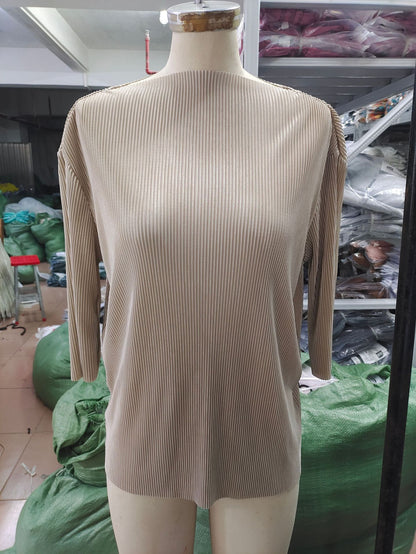 Top de punto ajustado de manga corta con mangas abullonadas y rayas verticales