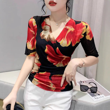 Camiseta de cuello en V con estampado de moda para mujer de media manga