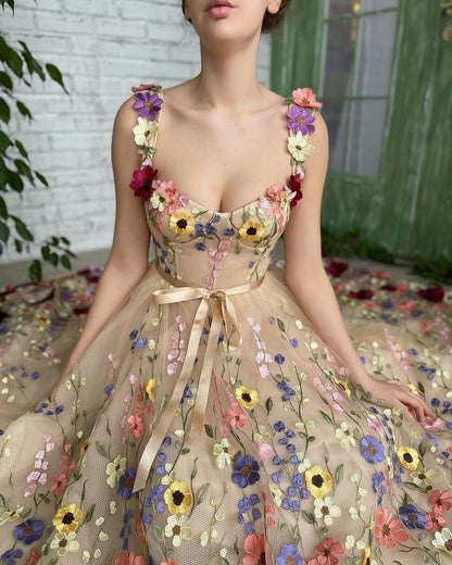 Vestidos de fiesta con flores 3D exquisitas de Sevintage
